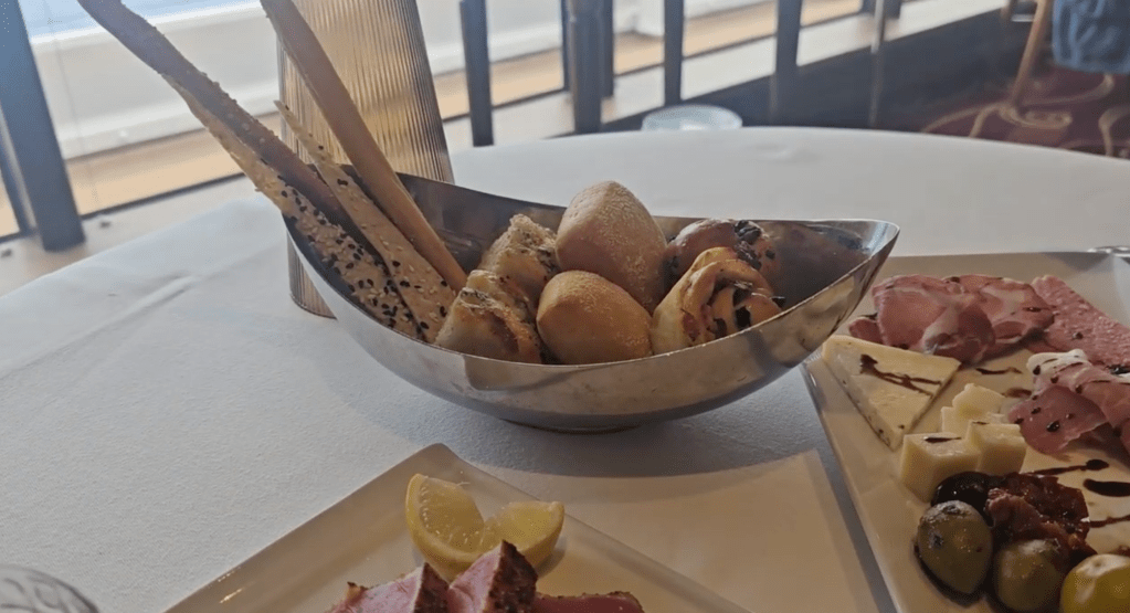 Palo brunch bread basket